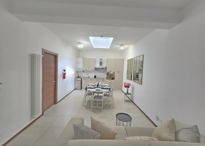 Апартаменты Raymihome Dante 2-parking Privato
